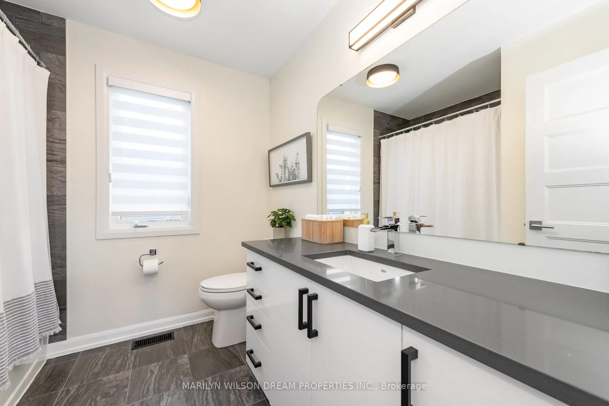 228 Onyx Crescent