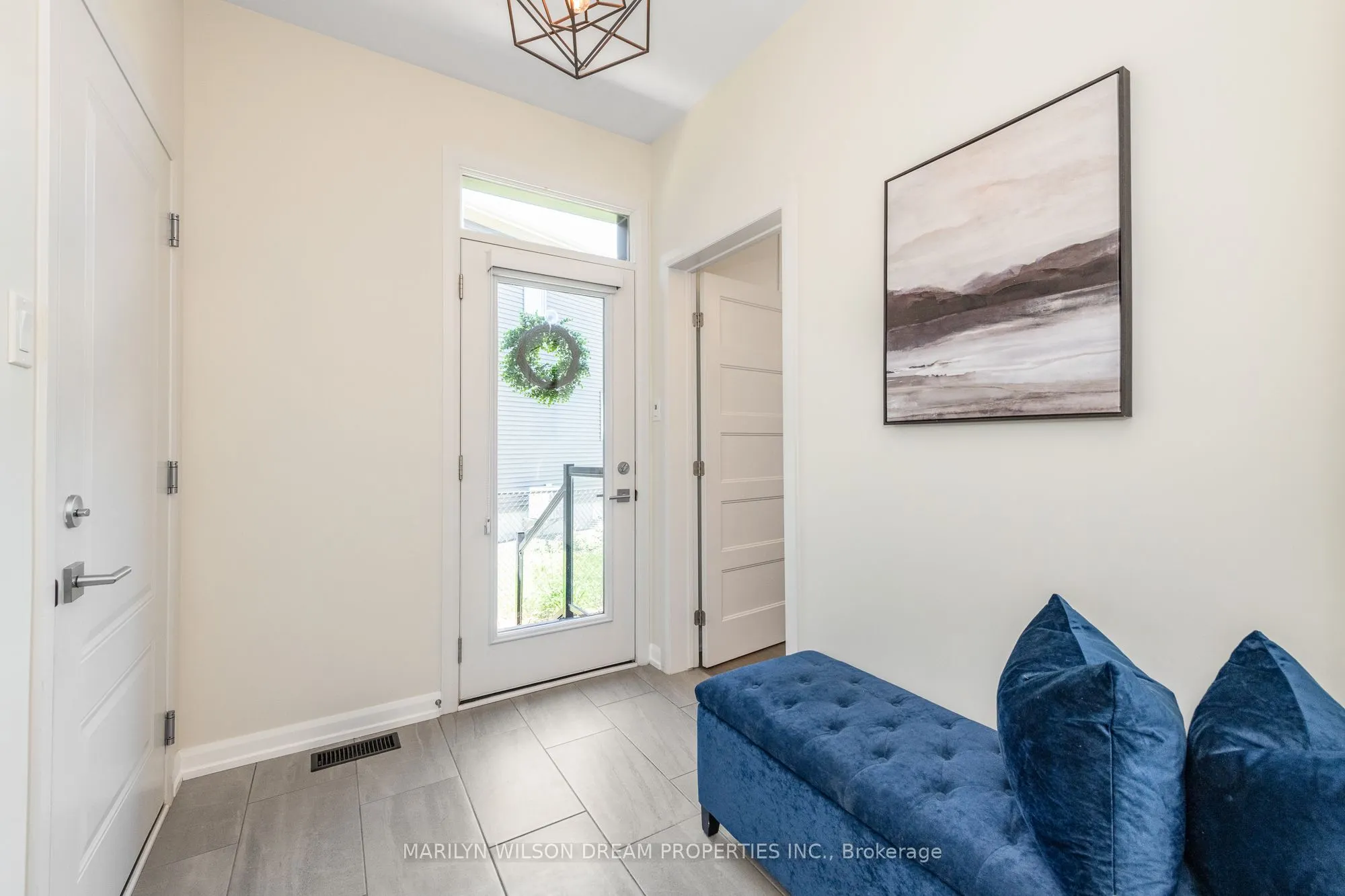 228 Onyx Crescent