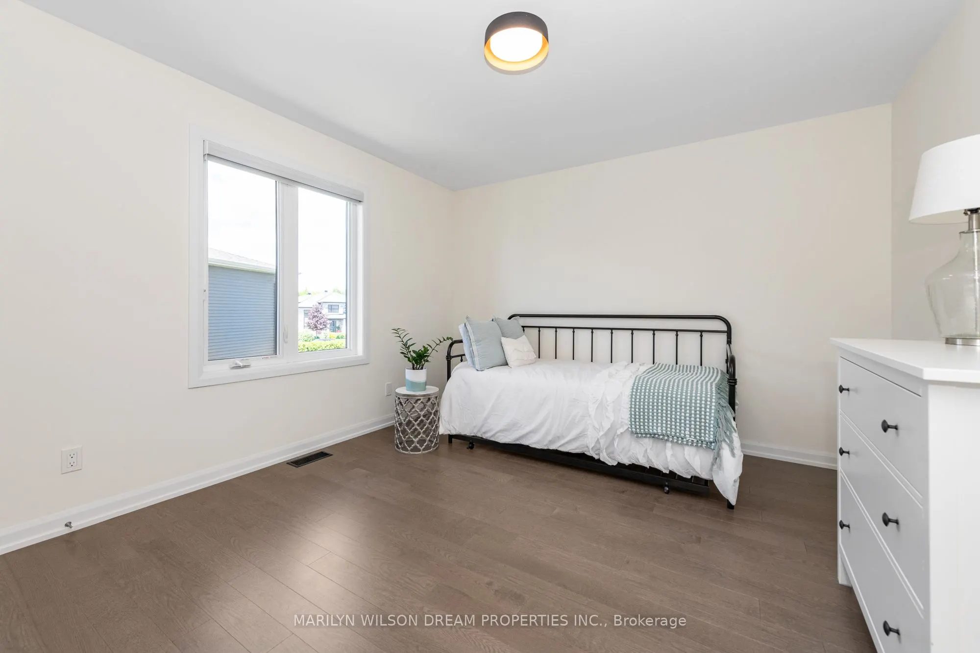 228 Onyx Crescent