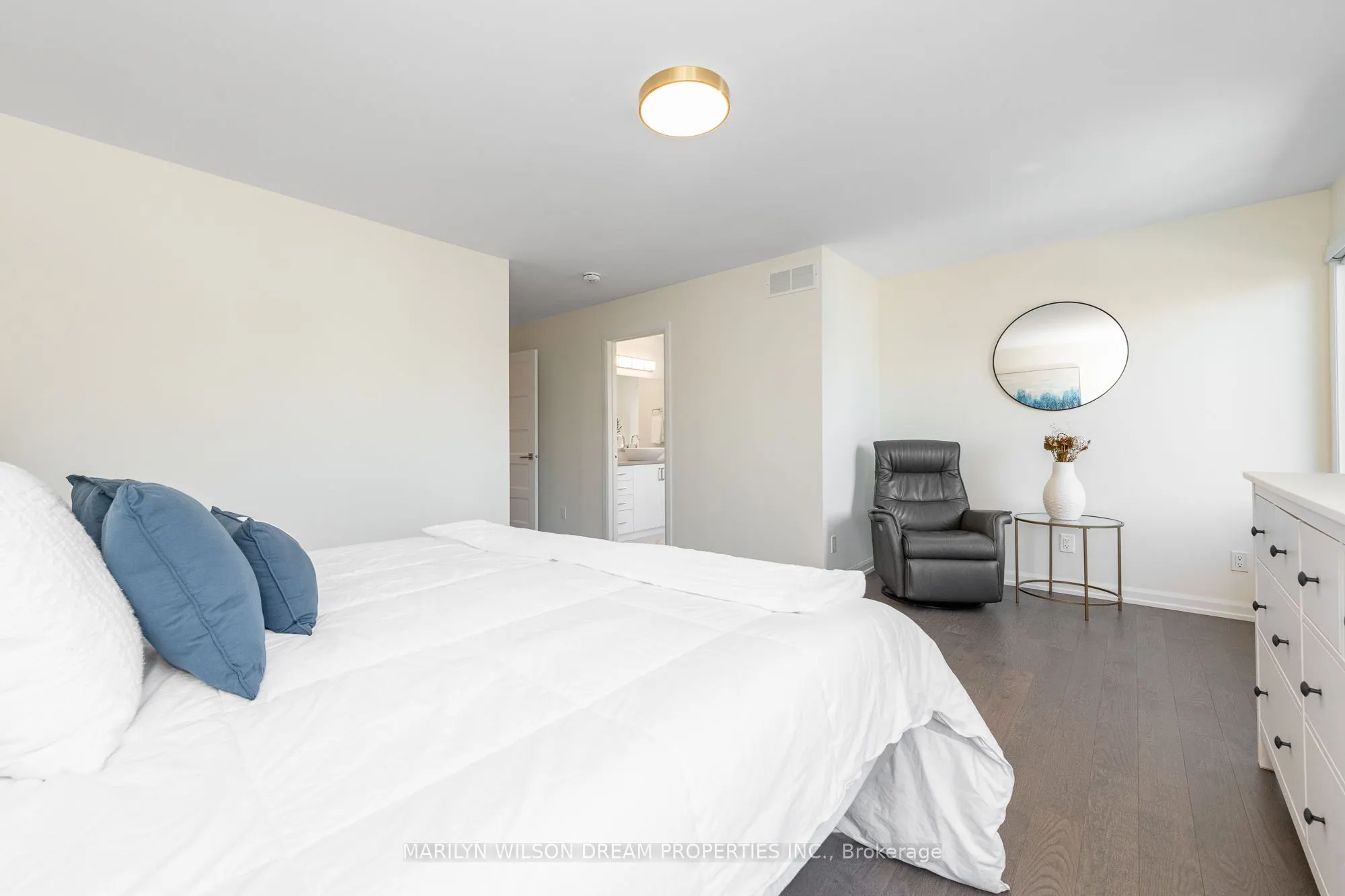 228 Onyx Crescent