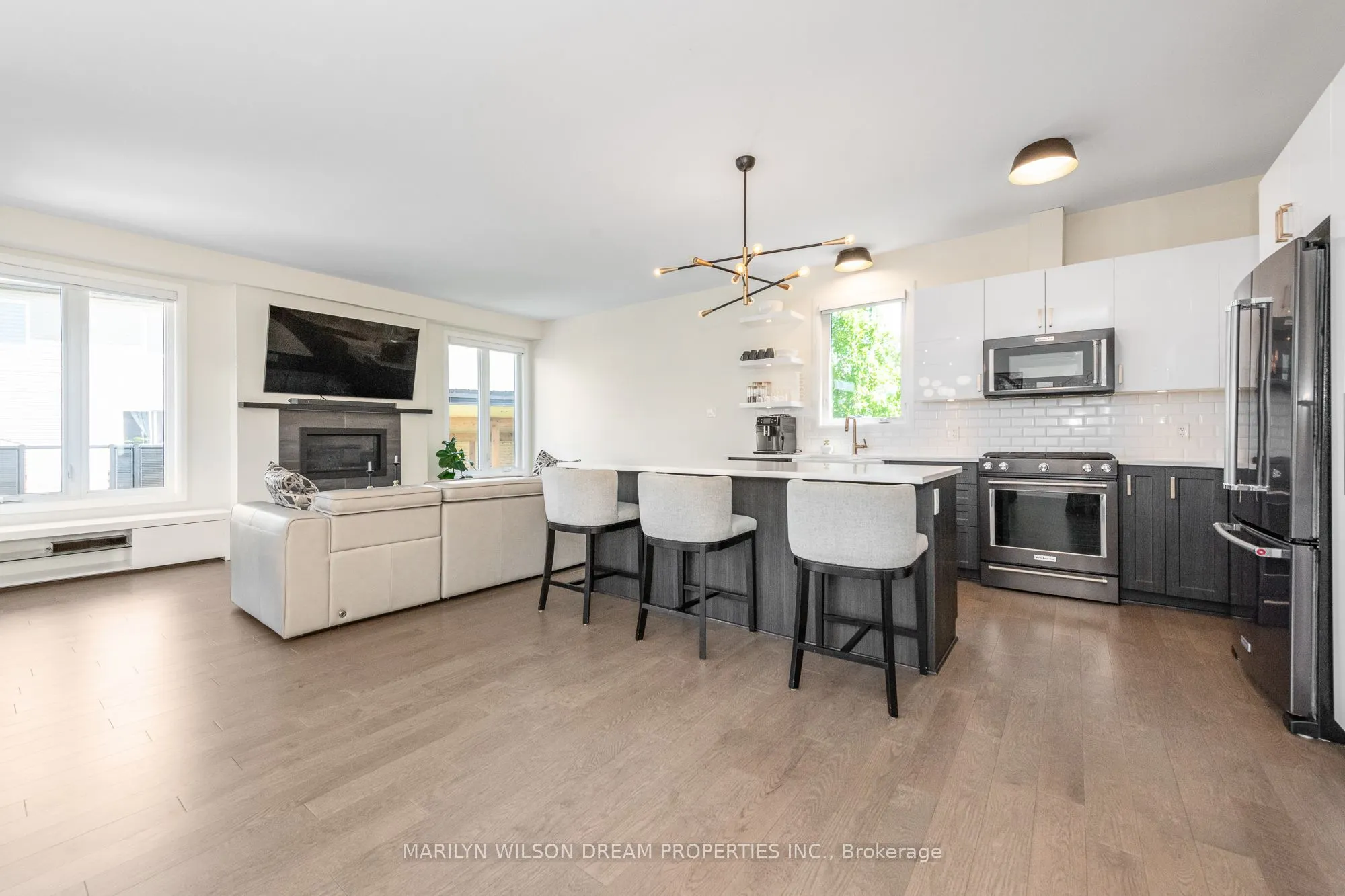 228 Onyx Crescent
