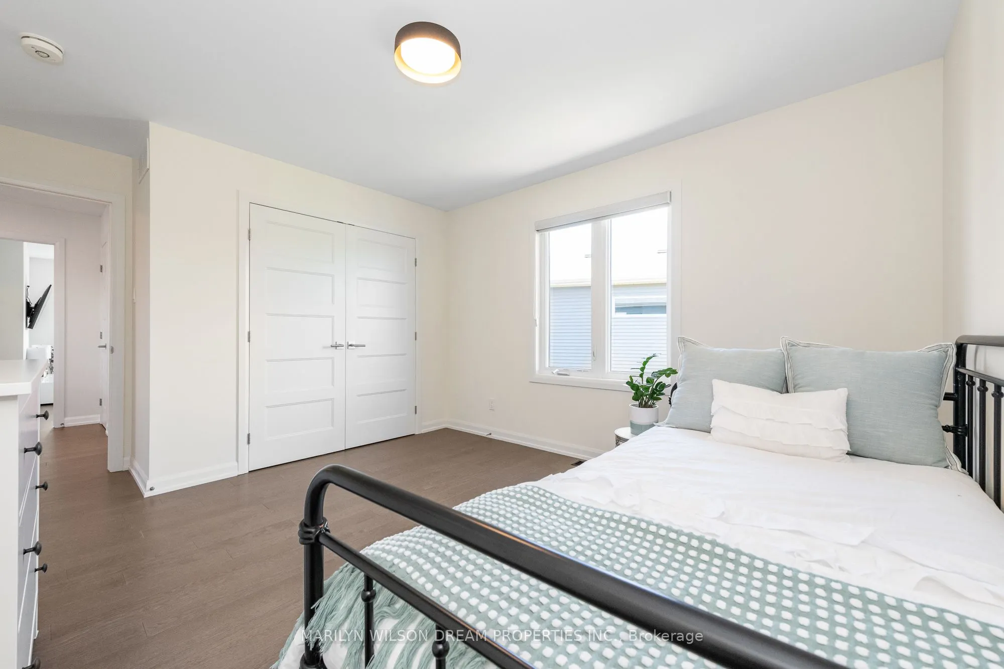 228 Onyx Crescent