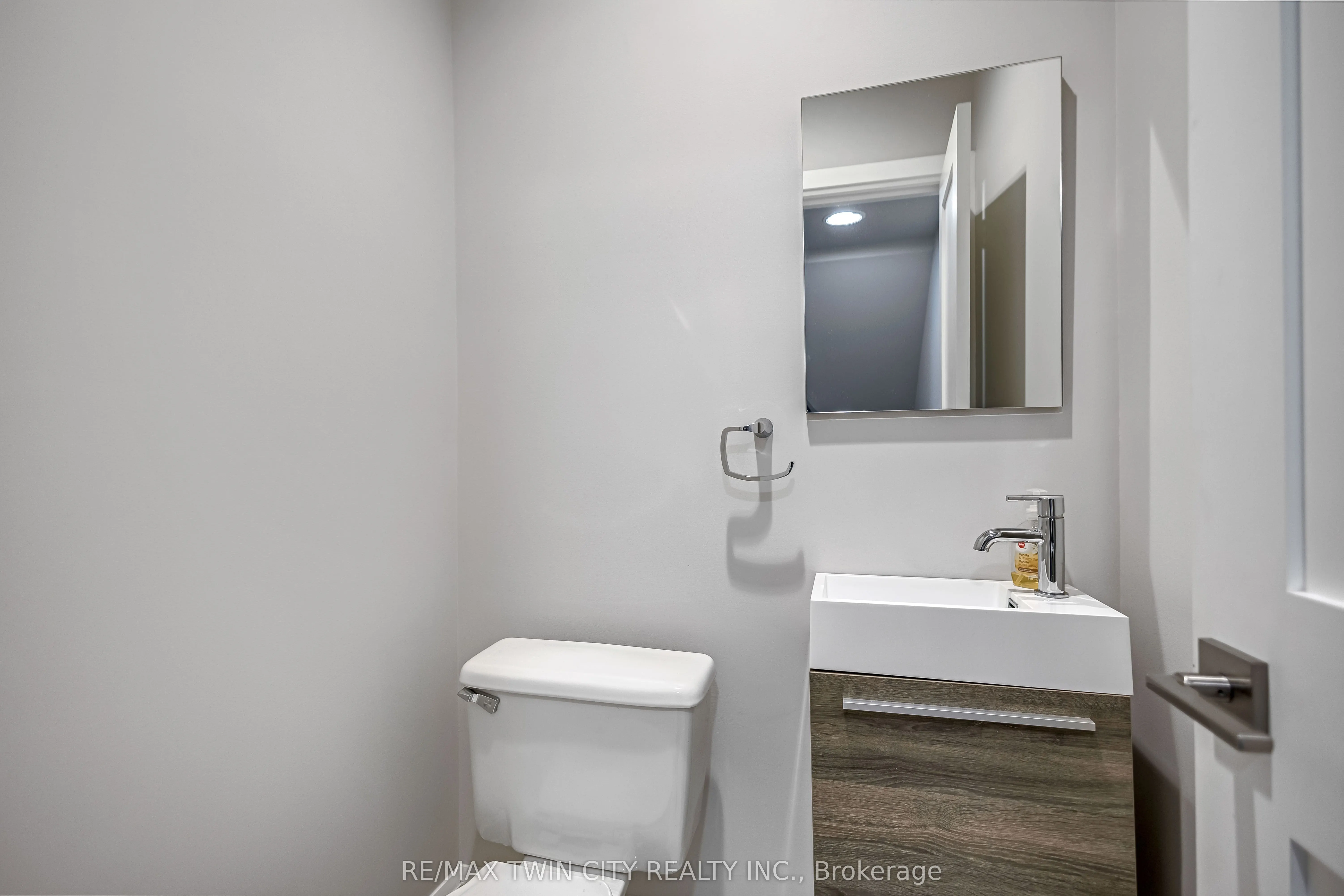 8 Oakhill Drive, #A