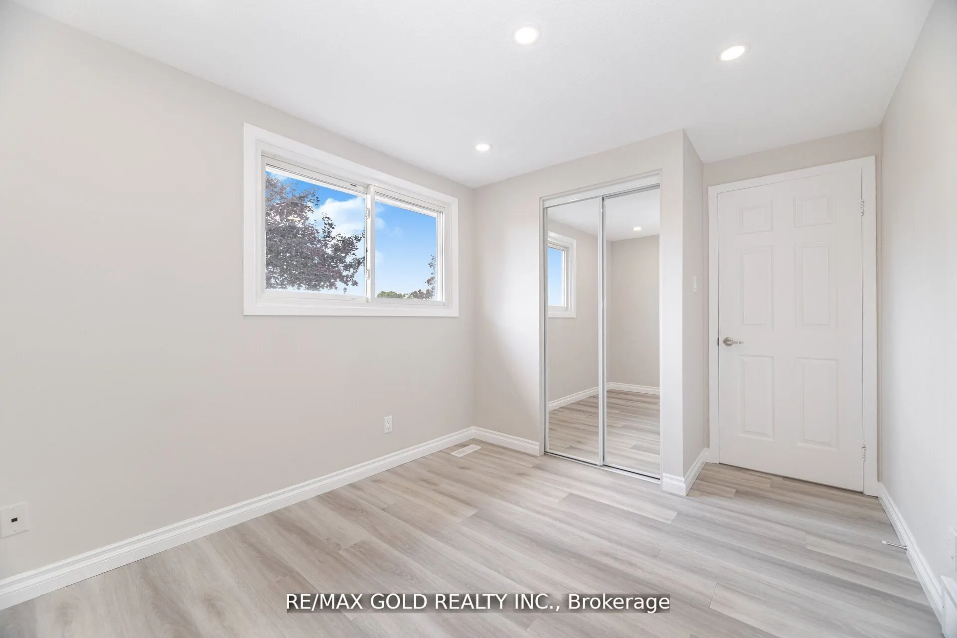 212 Cedarwoods Crescent