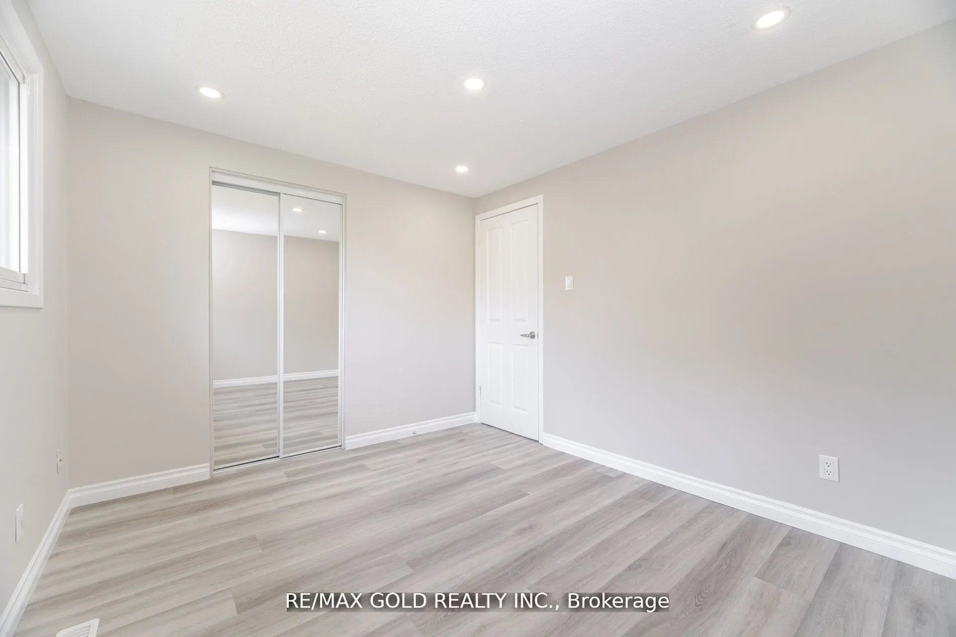212 Cedarwoods Crescent