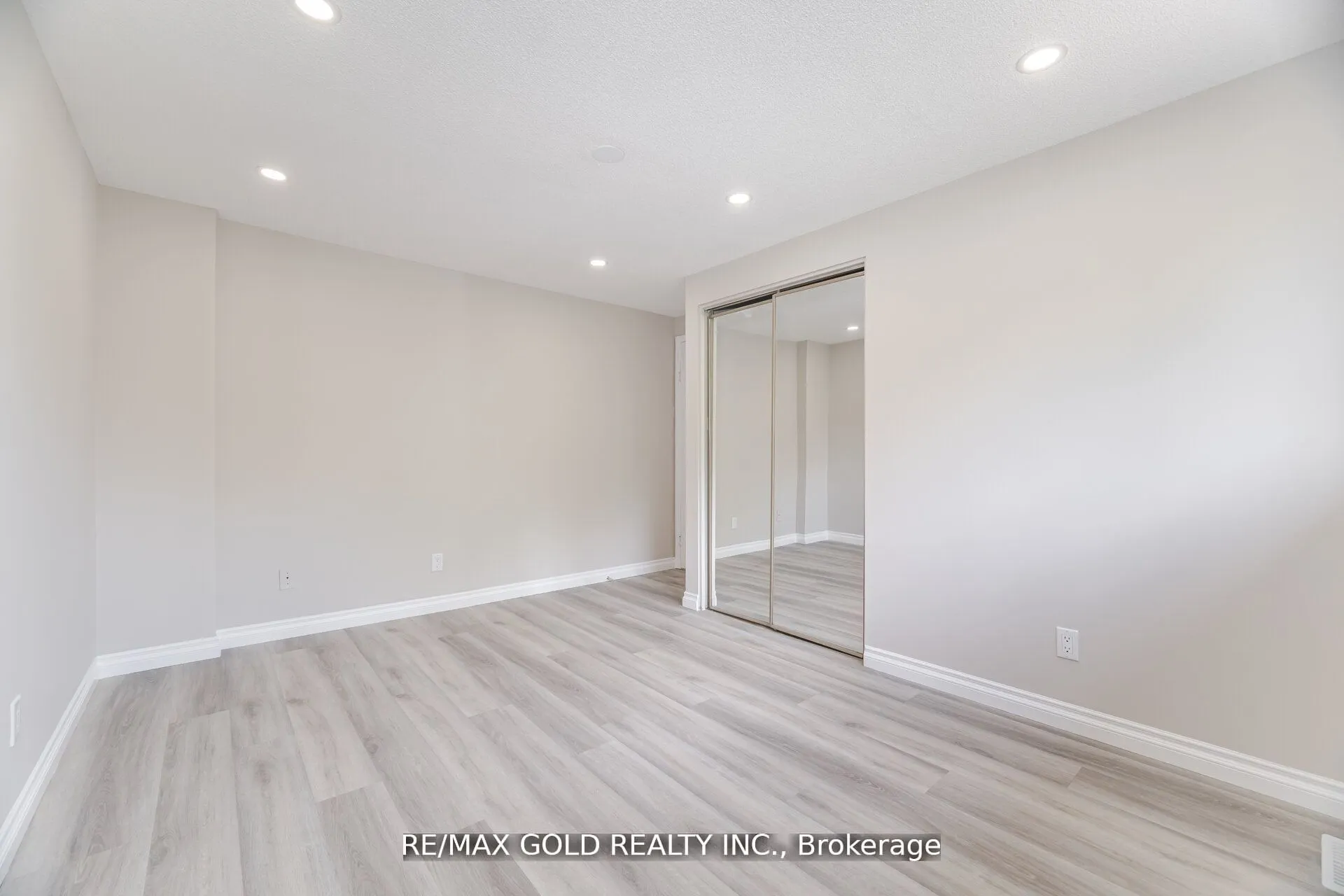 212 Cedarwoods Crescent