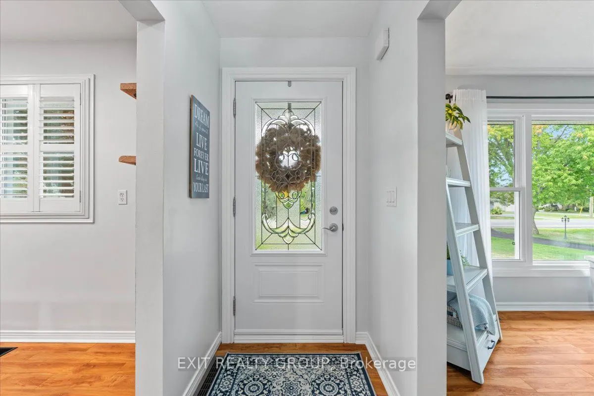 421 Dundas Street W