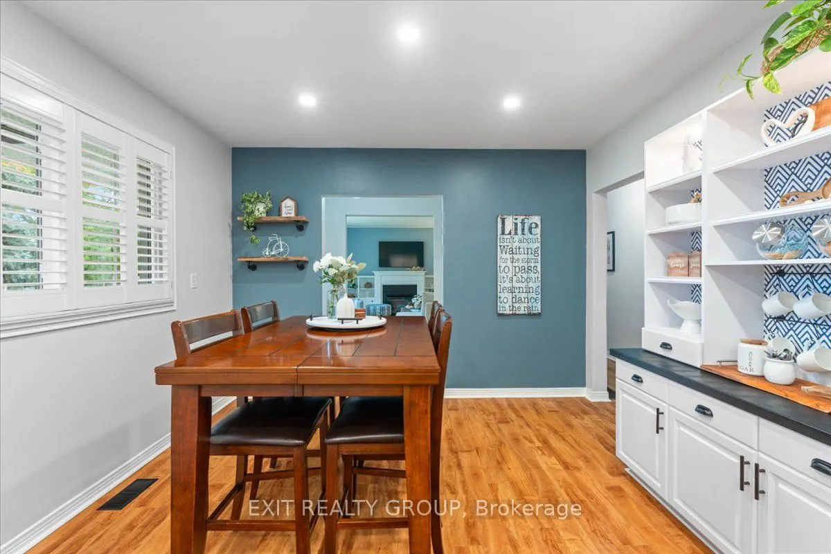 421 Dundas Street W