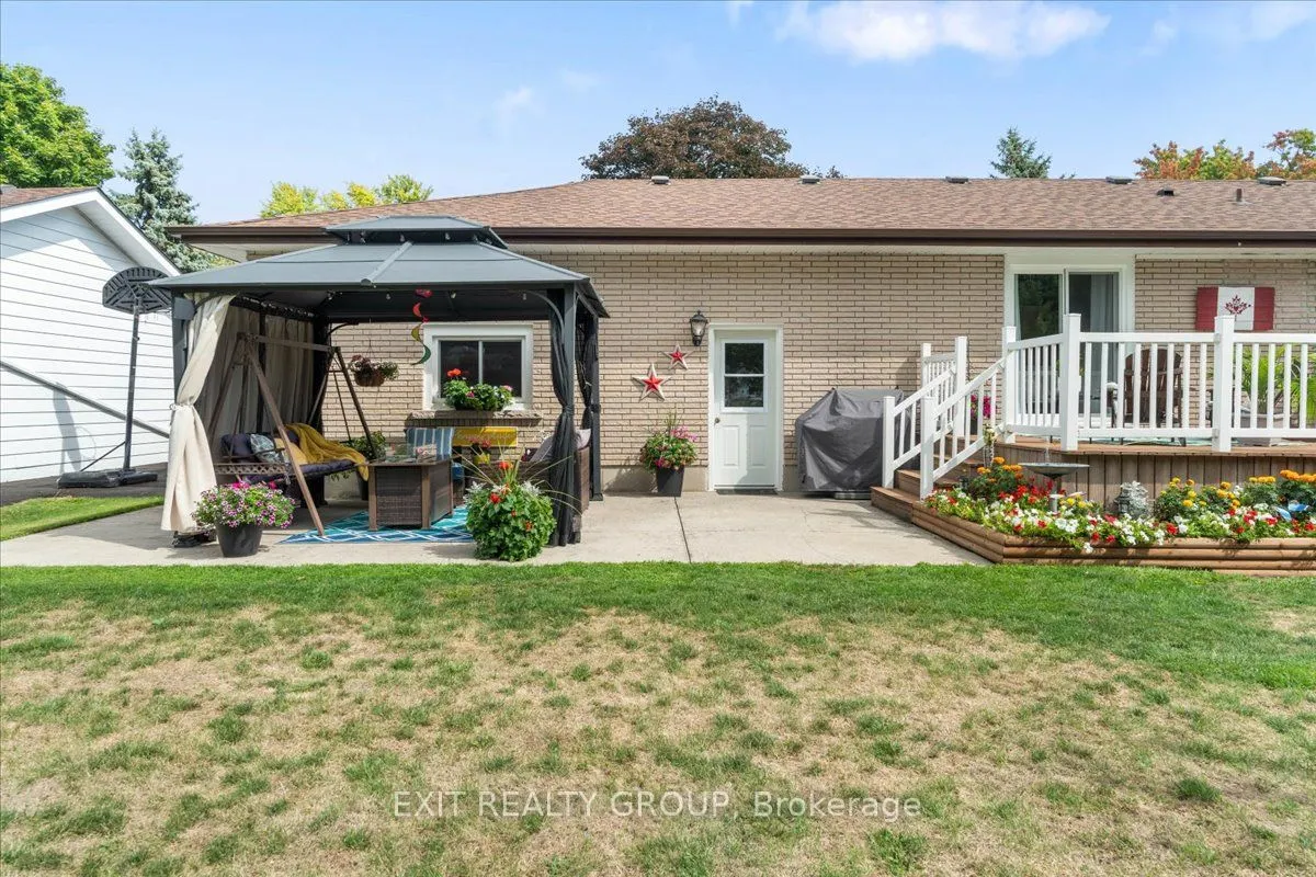 421 Dundas Street W