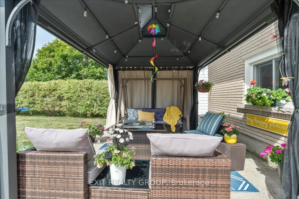 421 Dundas Street W