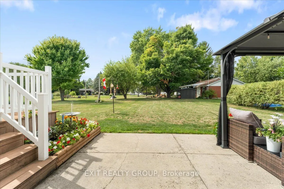 421 Dundas Street W