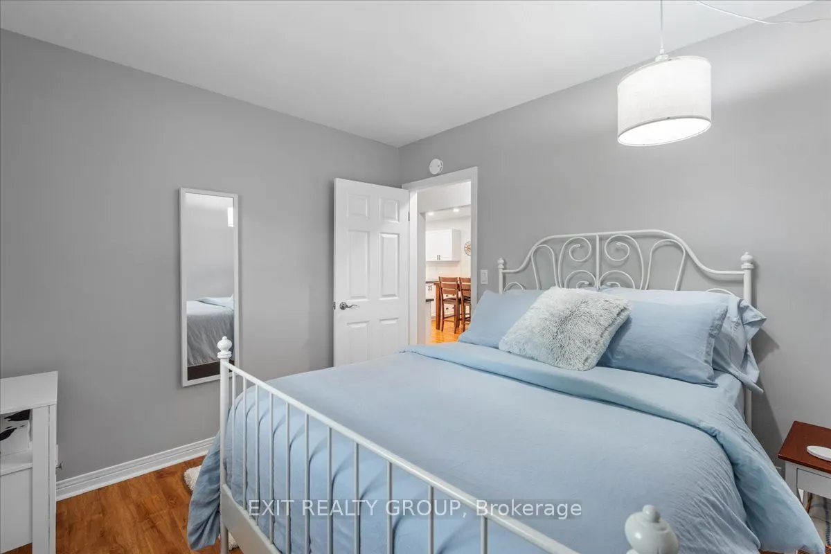 421 Dundas Street W