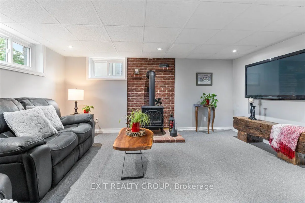 421 Dundas Street W