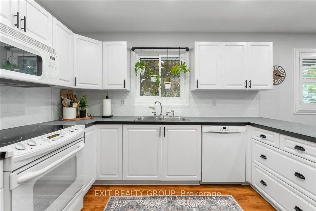 421 Dundas Street W