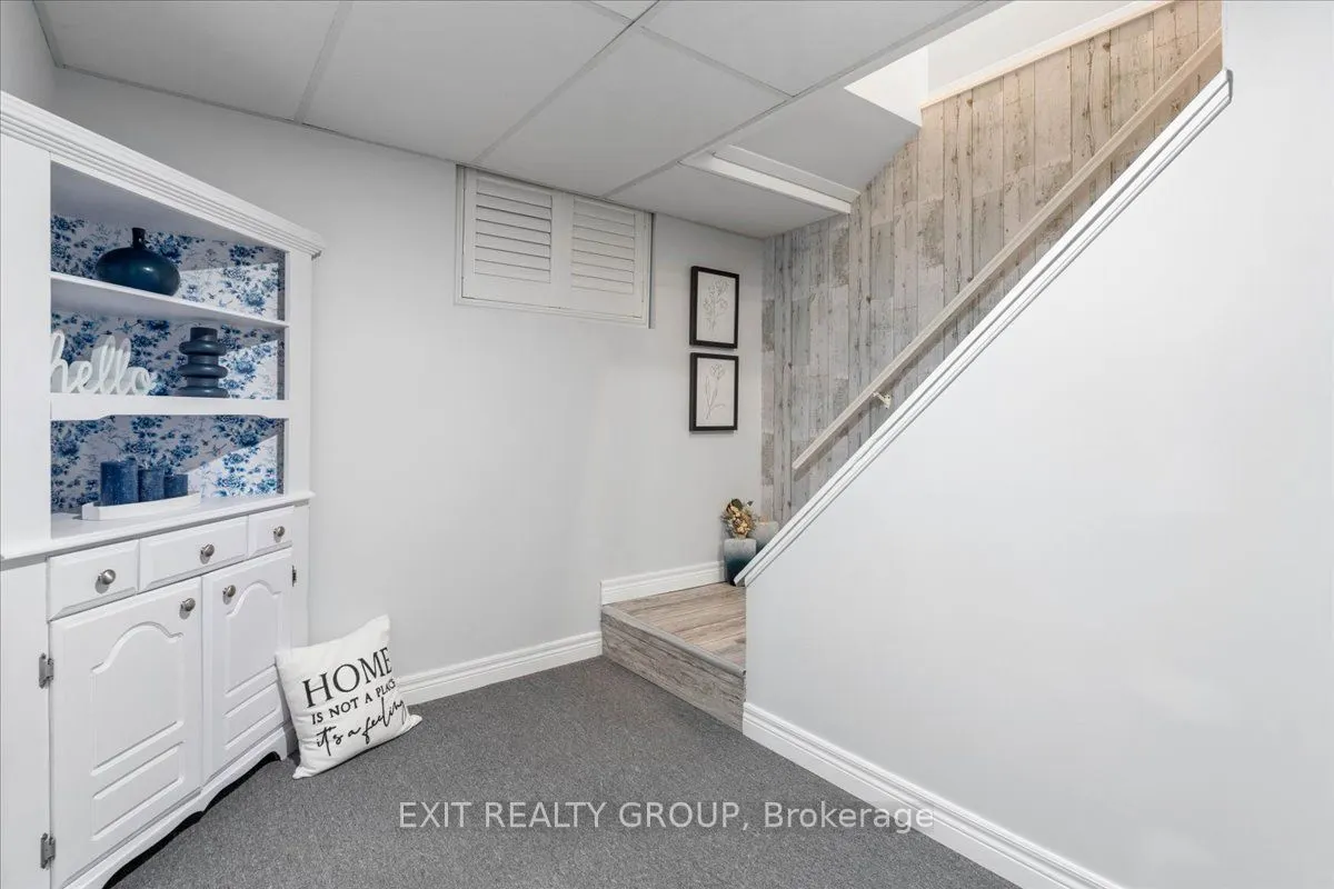 421 Dundas Street W