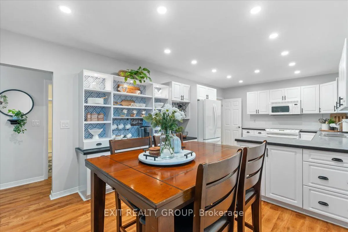 421 Dundas Street W