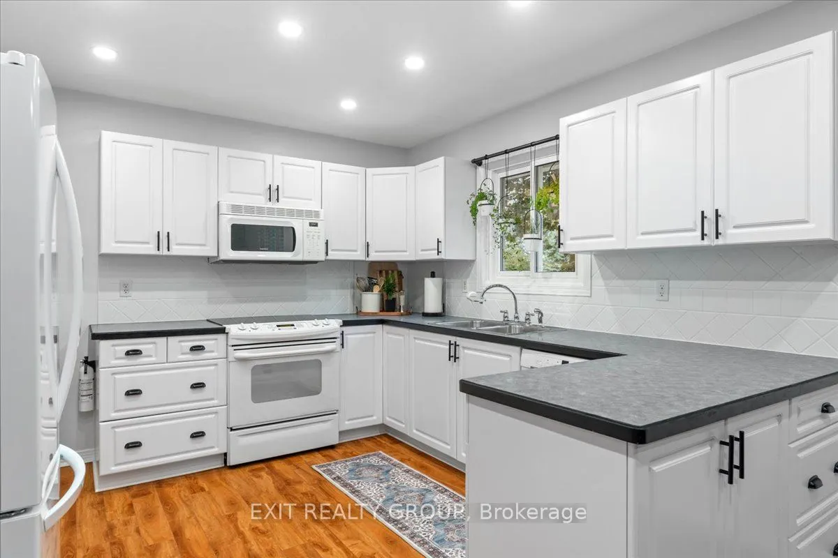 421 Dundas Street W