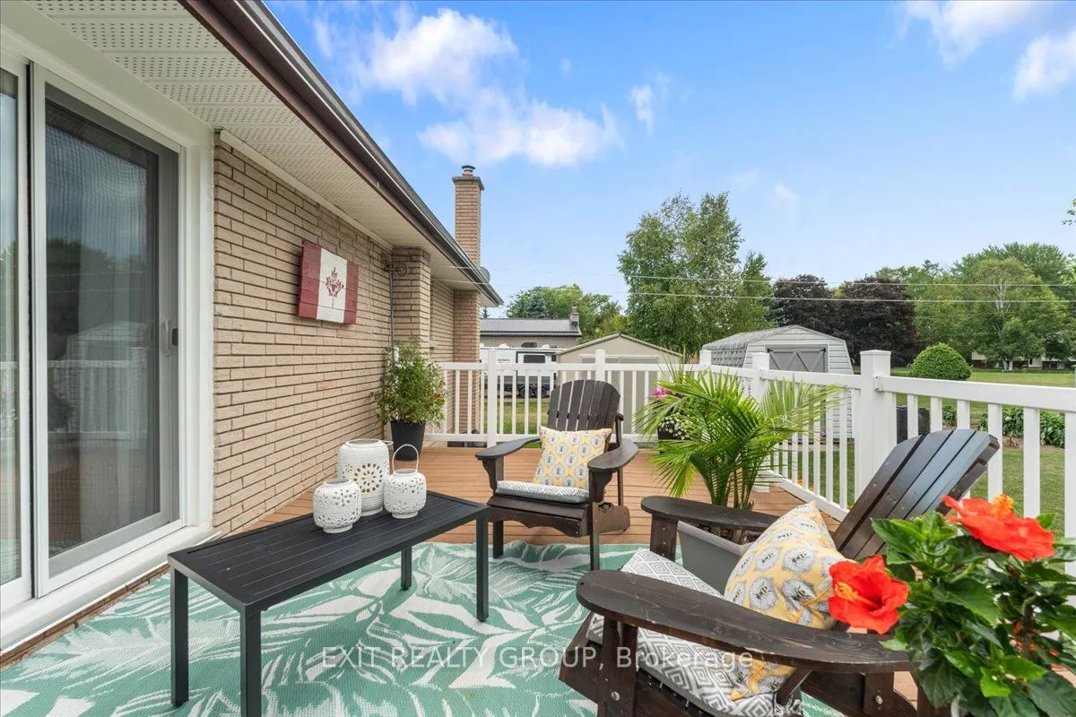 421 Dundas Street W
