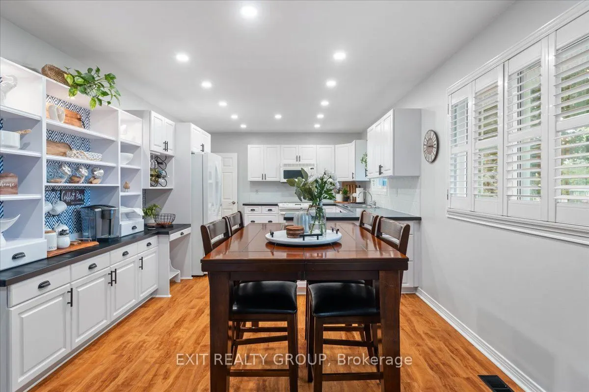 421 Dundas Street W