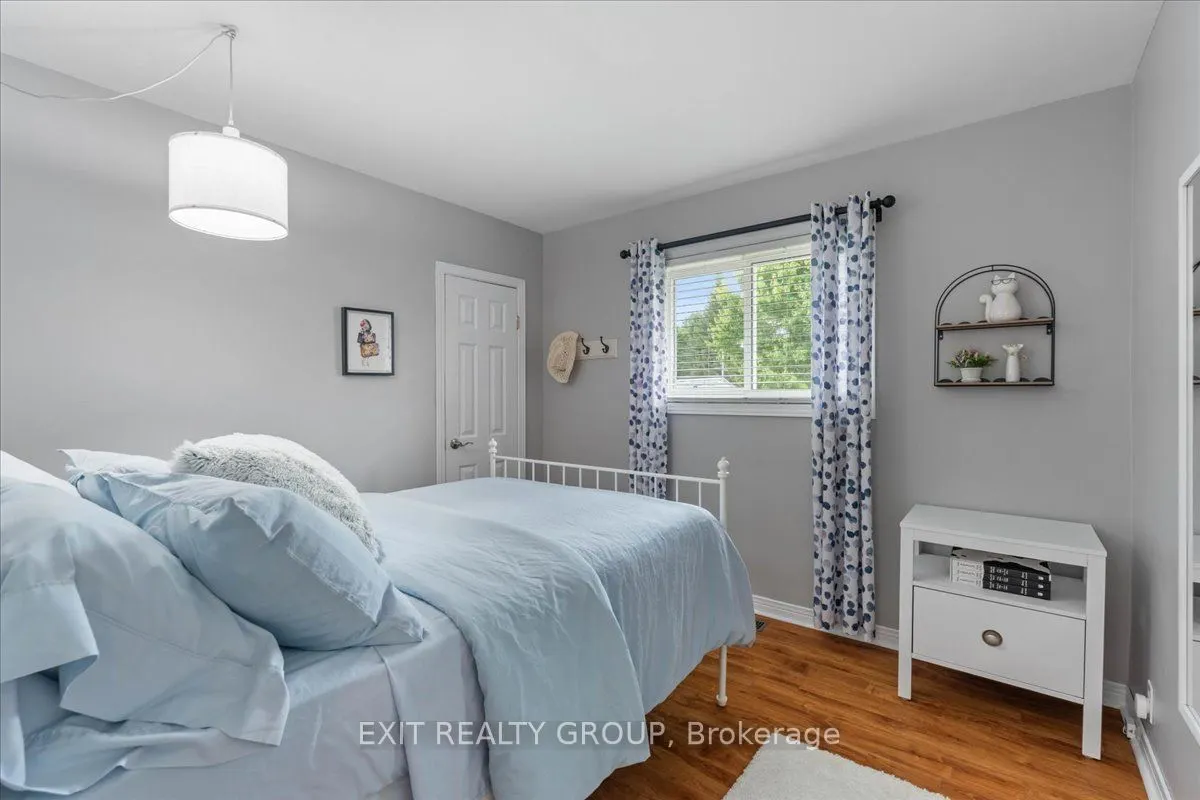 421 Dundas Street W