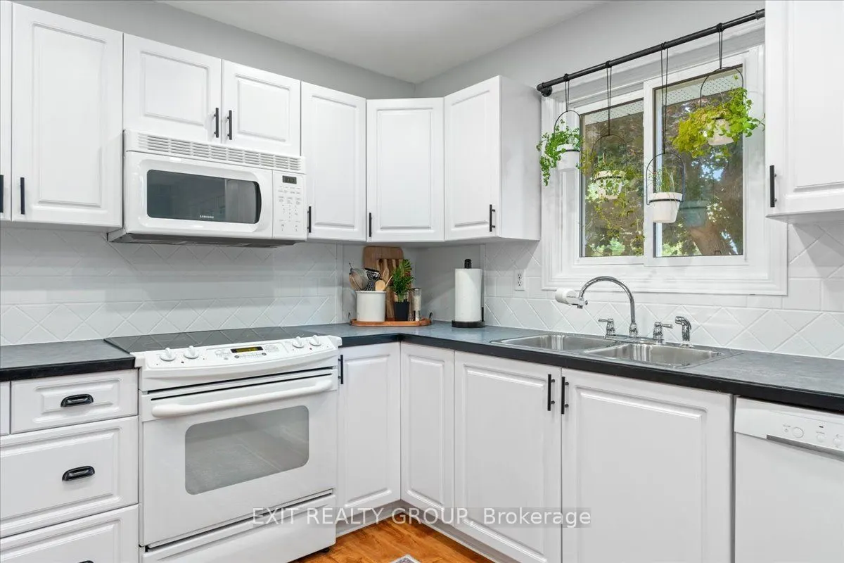 421 Dundas Street W