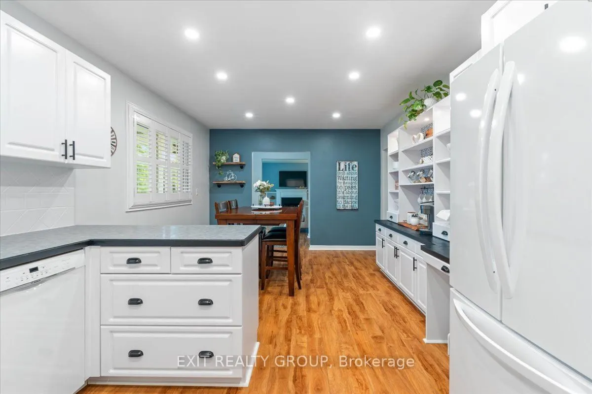 421 Dundas Street W