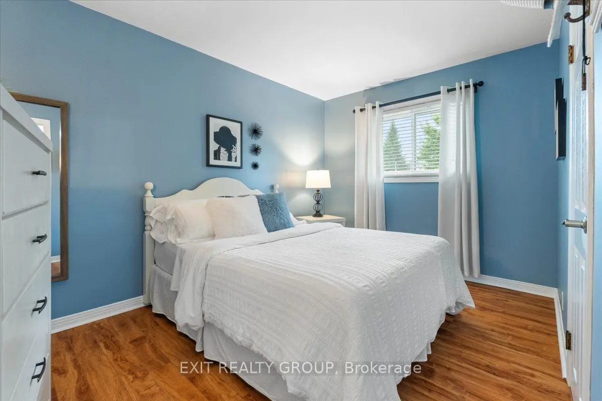 421 Dundas Street W