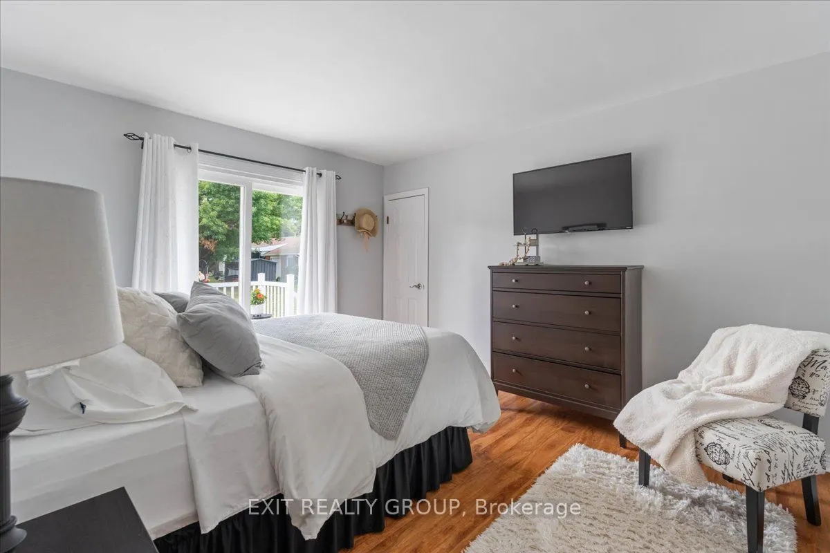 421 Dundas Street W