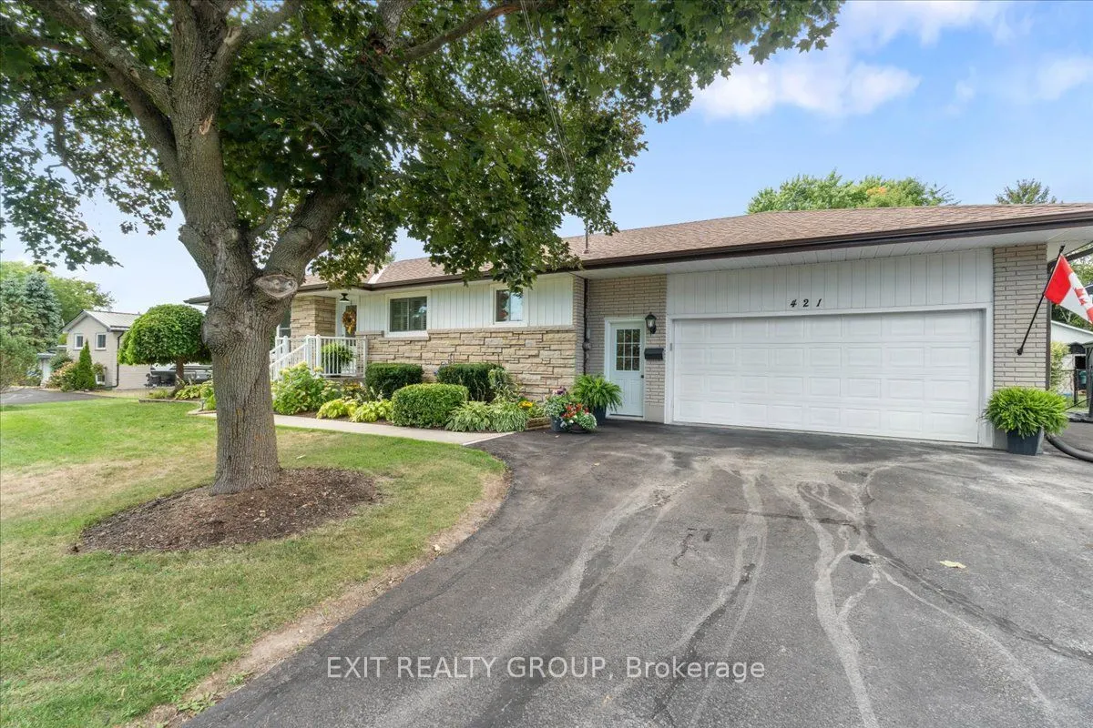 421 Dundas Street W