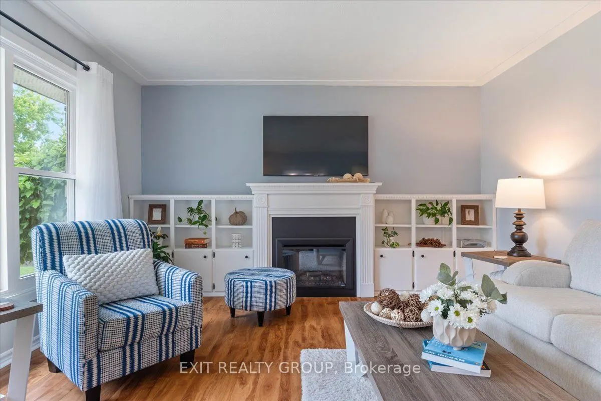 421 Dundas Street W