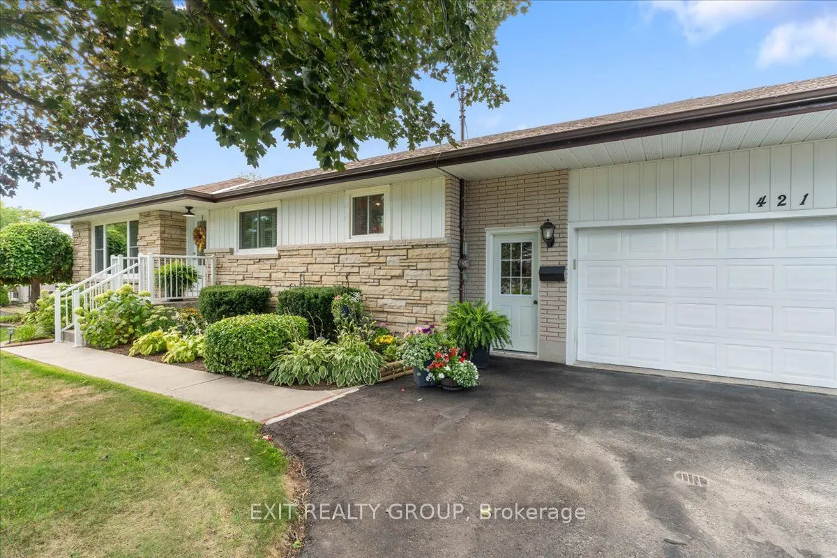 421 Dundas Street W