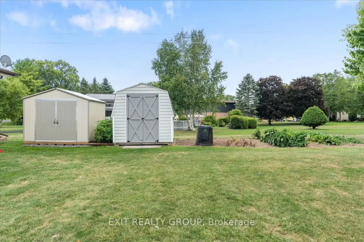 421 Dundas Street W