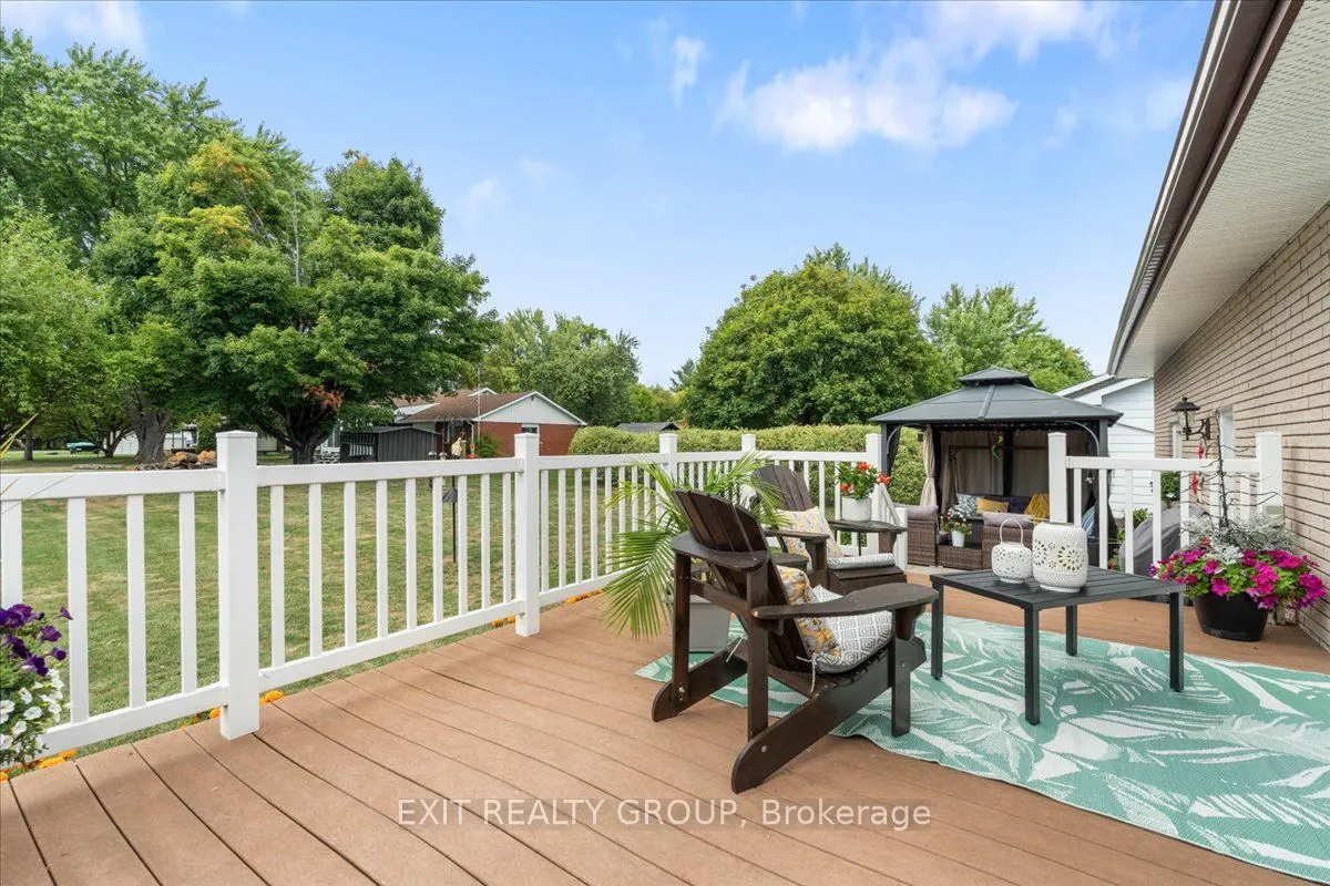 421 Dundas Street W