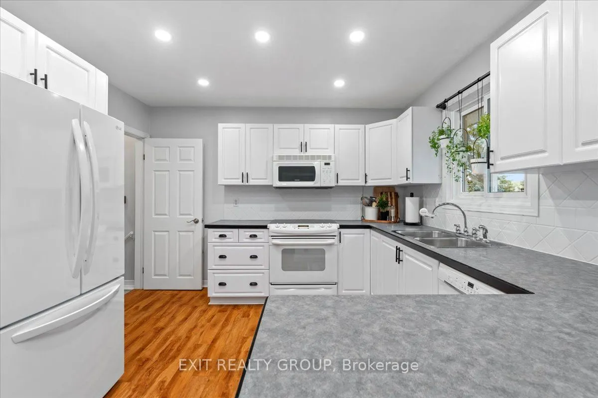 421 Dundas Street W