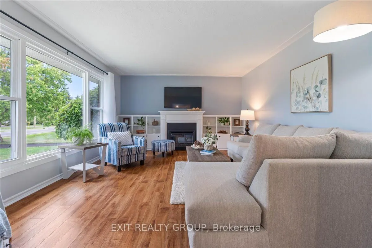 421 Dundas Street W