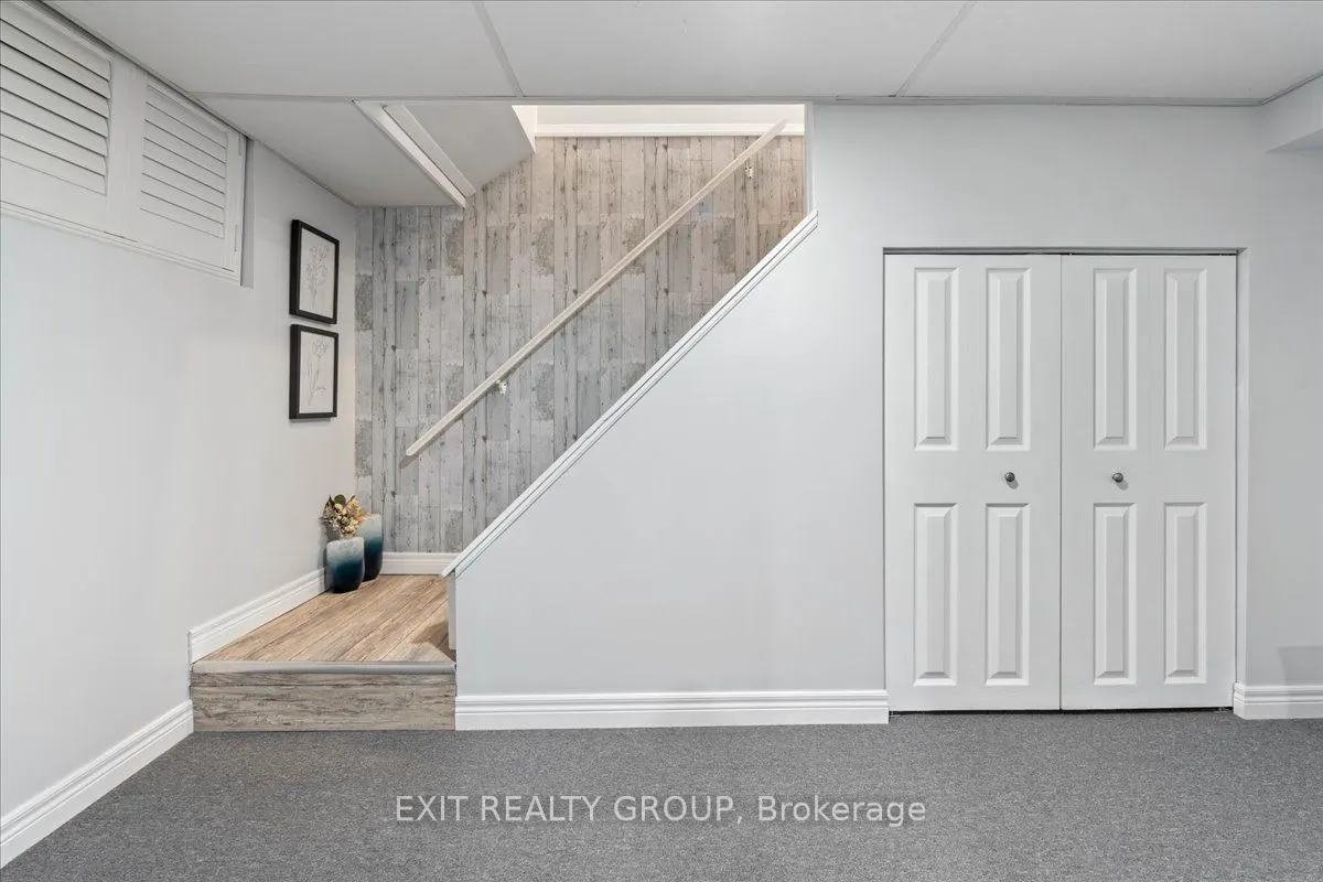 421 Dundas Street W