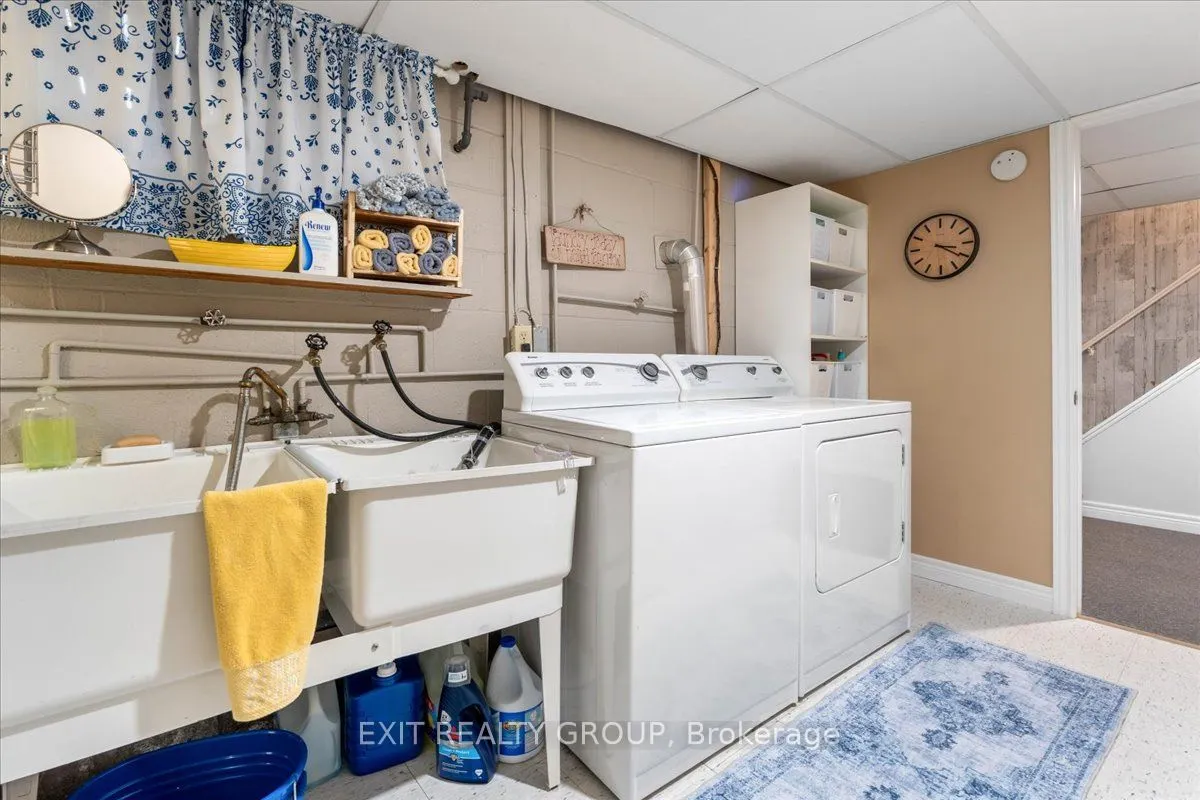 421 Dundas Street W