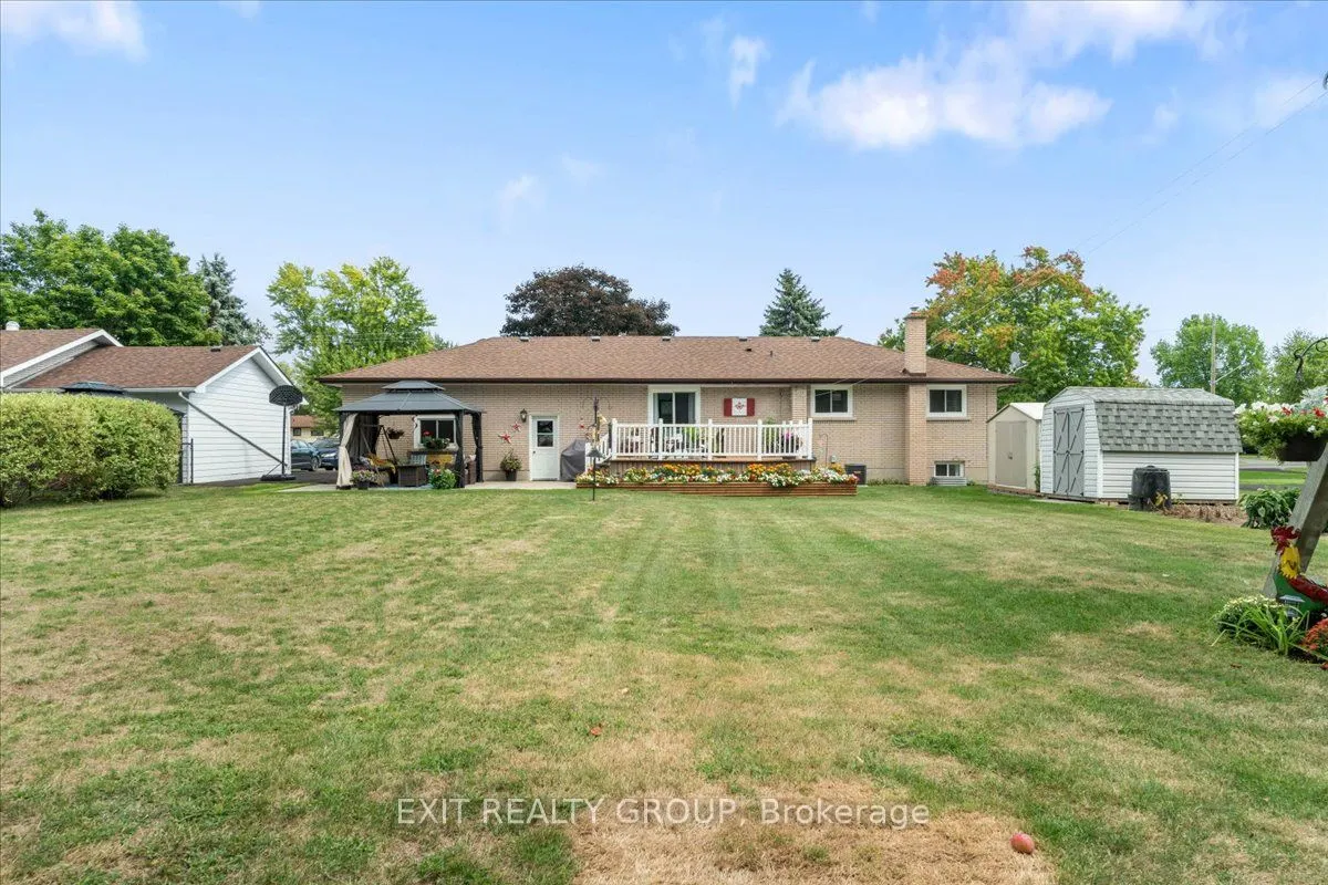 421 Dundas Street W
