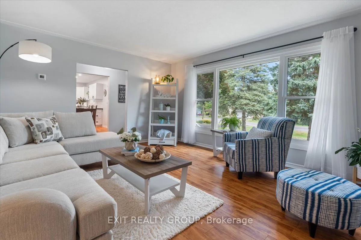 421 Dundas Street W