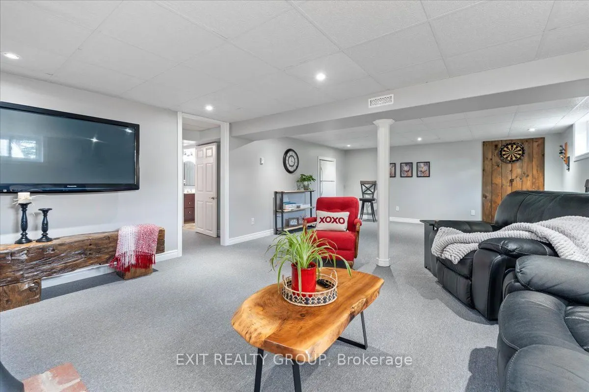 421 Dundas Street W