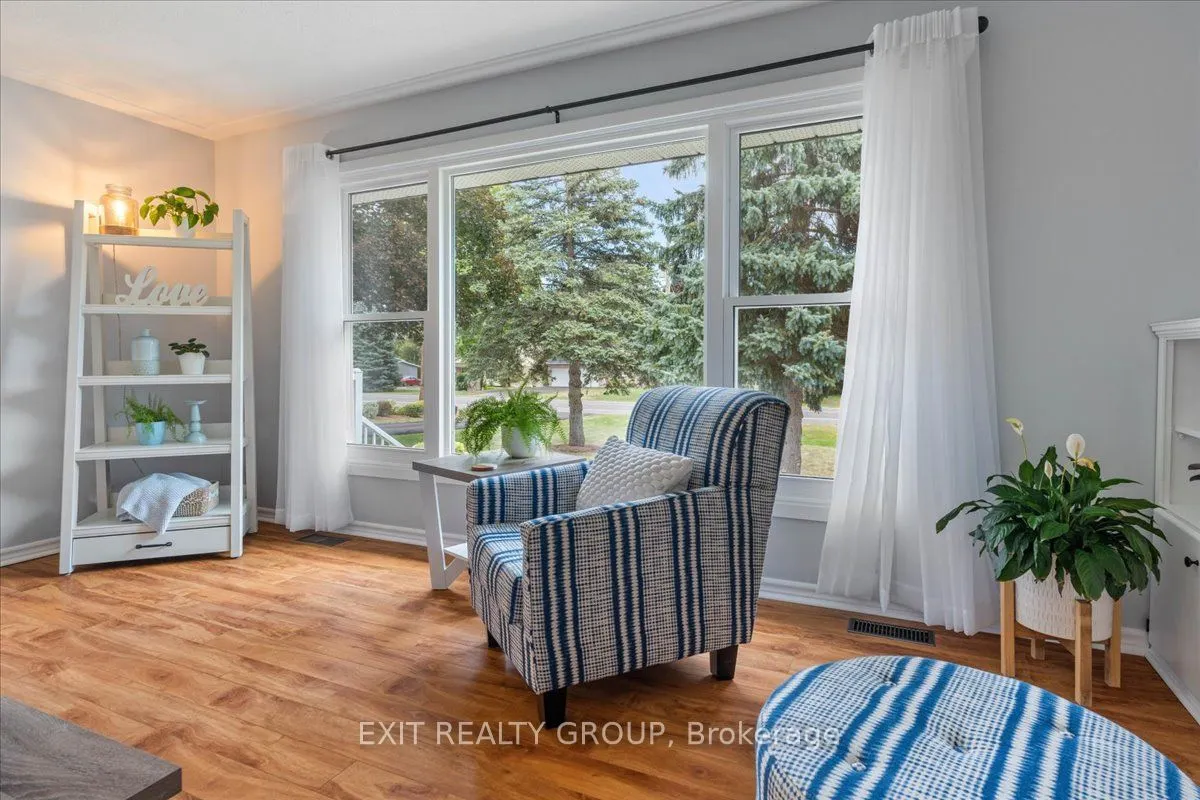 421 Dundas Street W