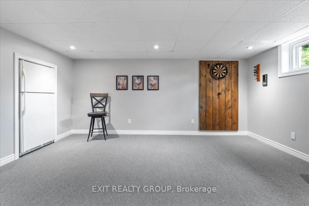 421 Dundas Street W