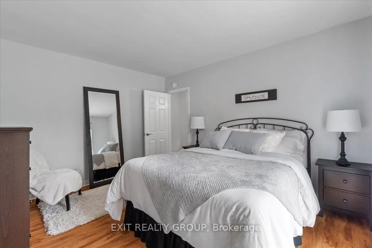 421 Dundas Street W