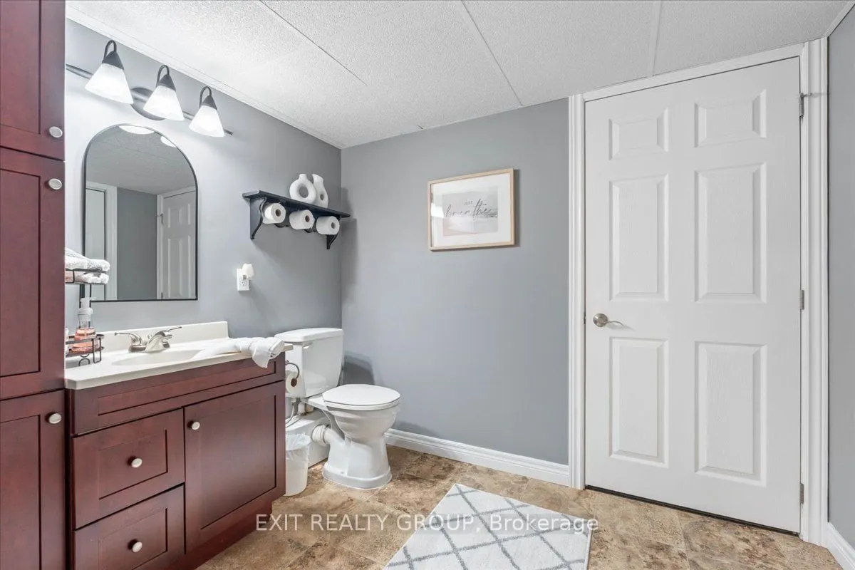 421 Dundas Street W