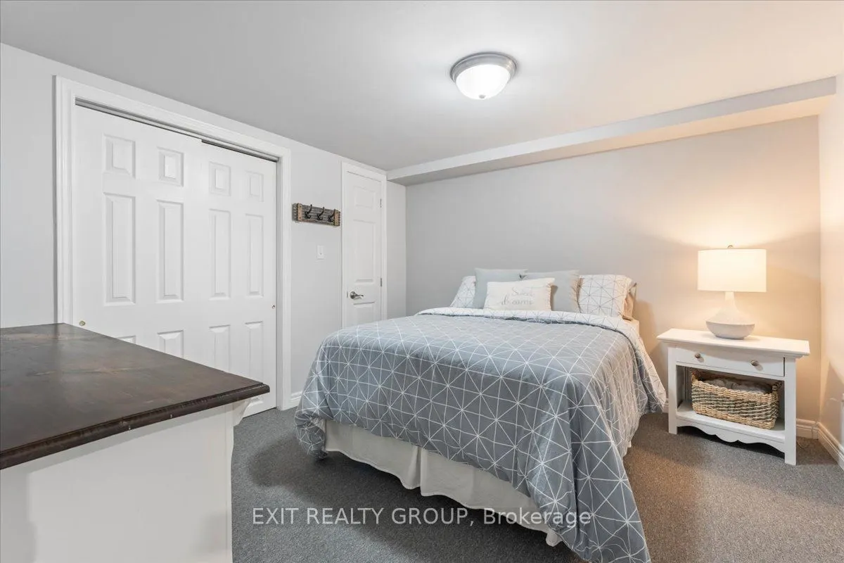 421 Dundas Street W
