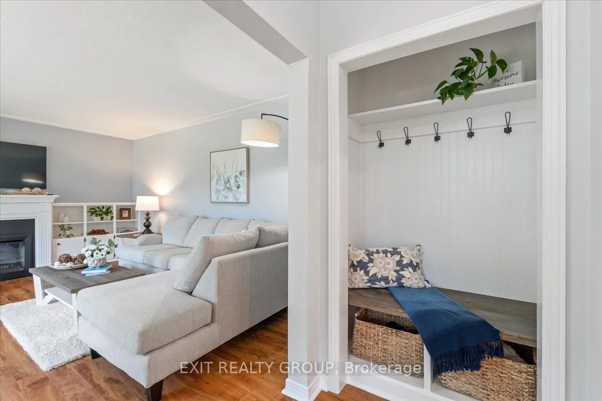 421 Dundas Street W