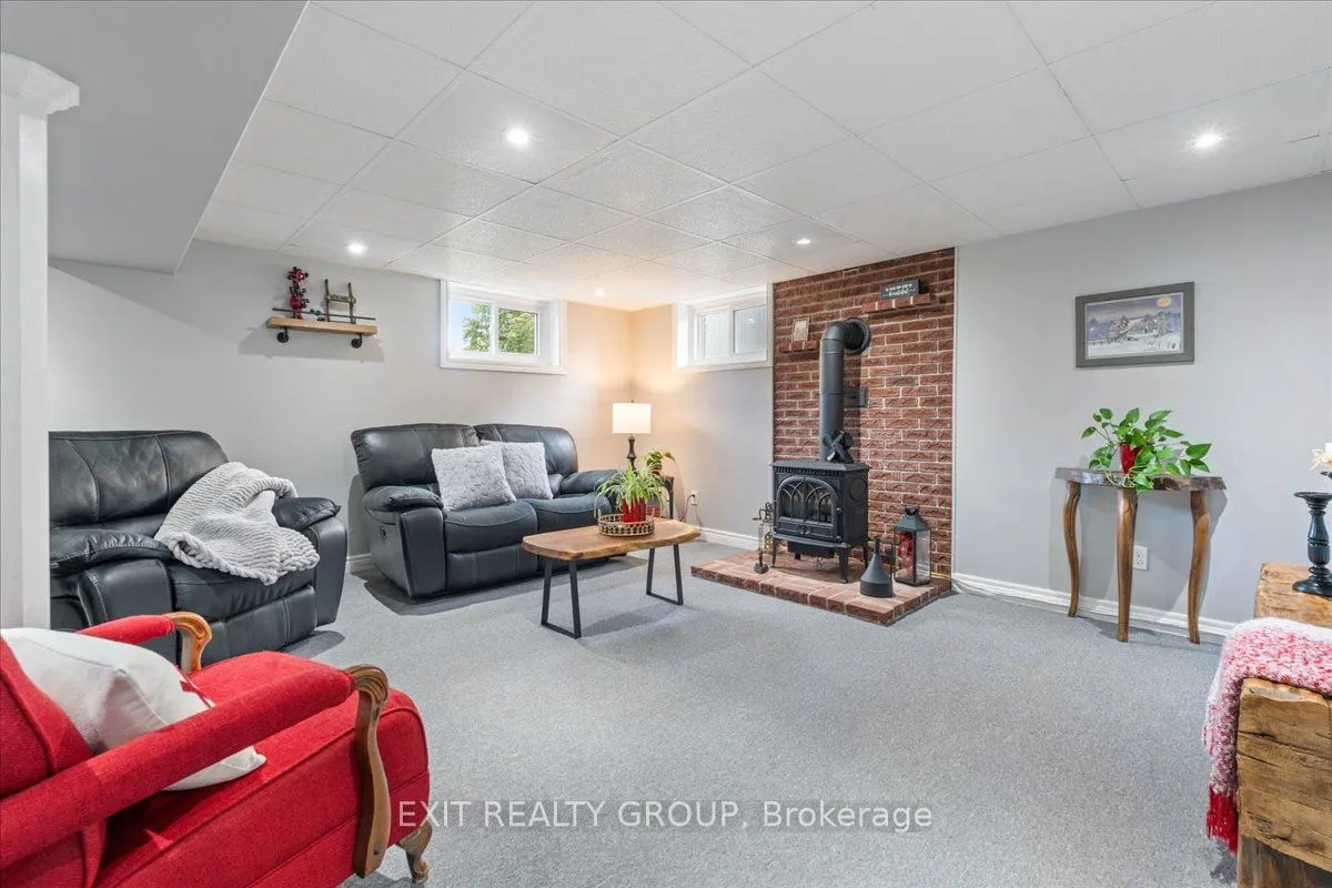 421 Dundas Street W