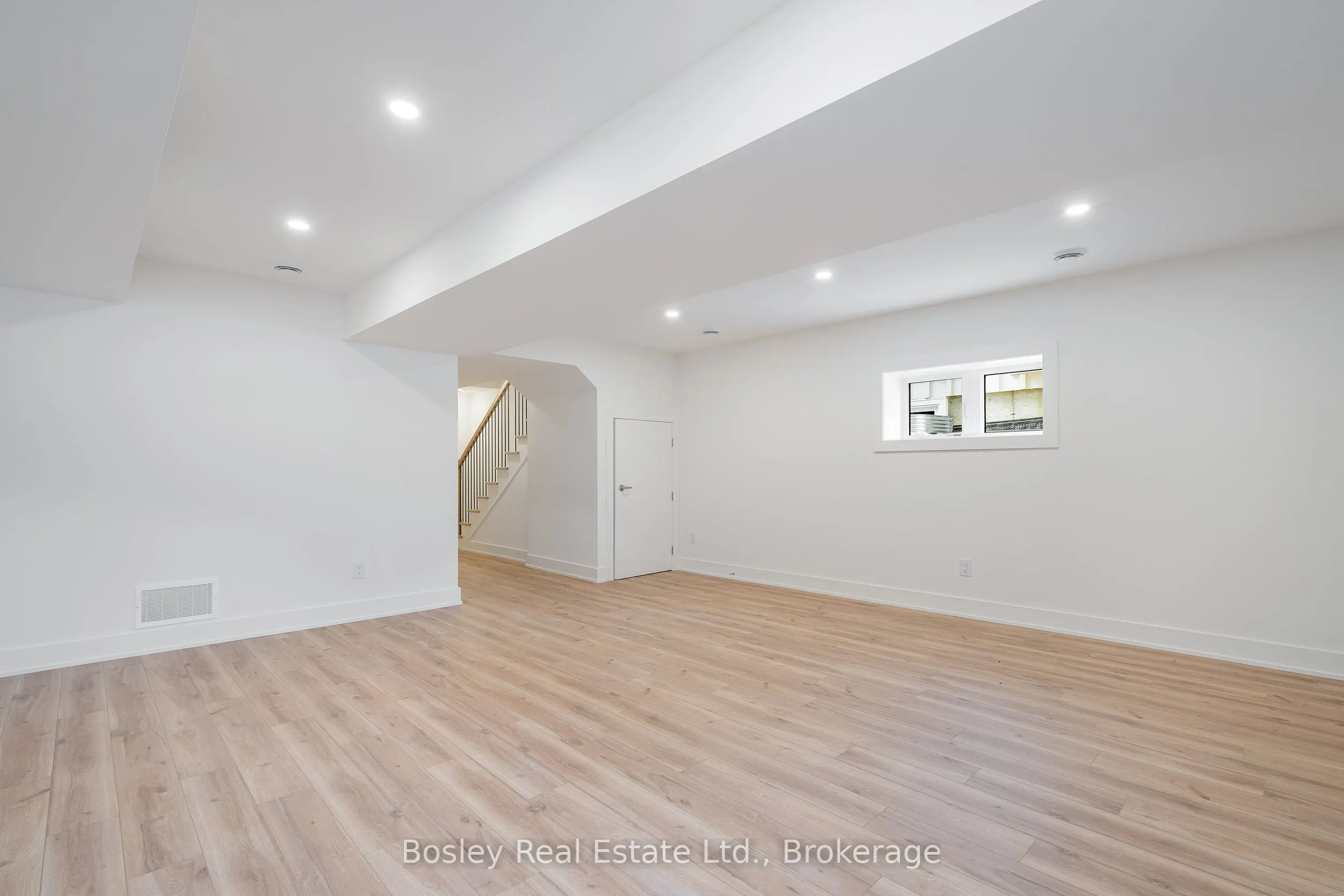 132 WHITE OAK Crescent