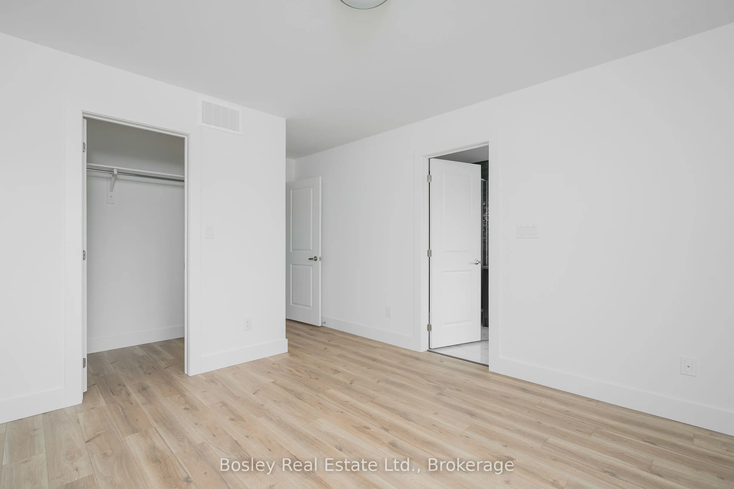 132 WHITE OAK Crescent