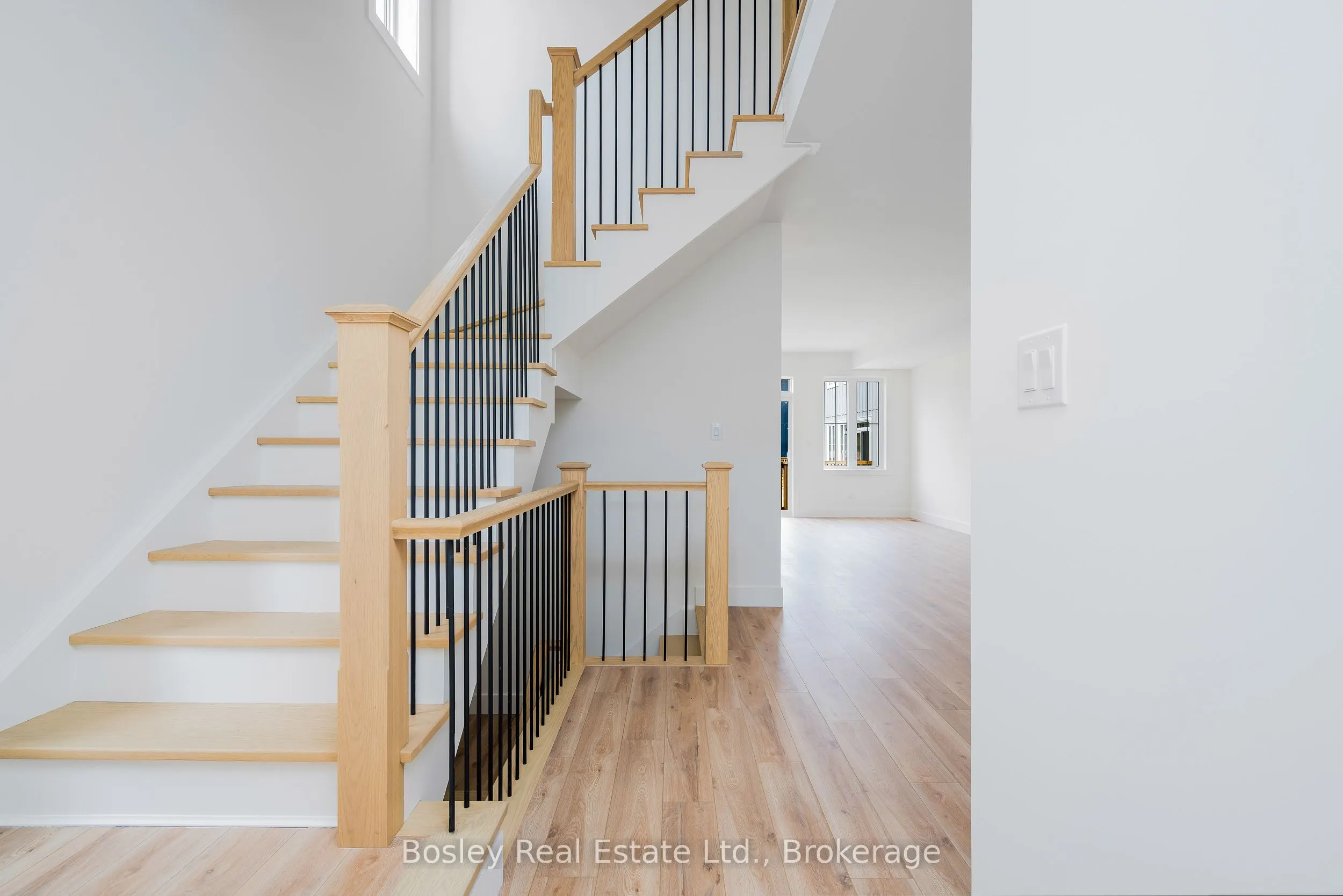 132 WHITE OAK Crescent